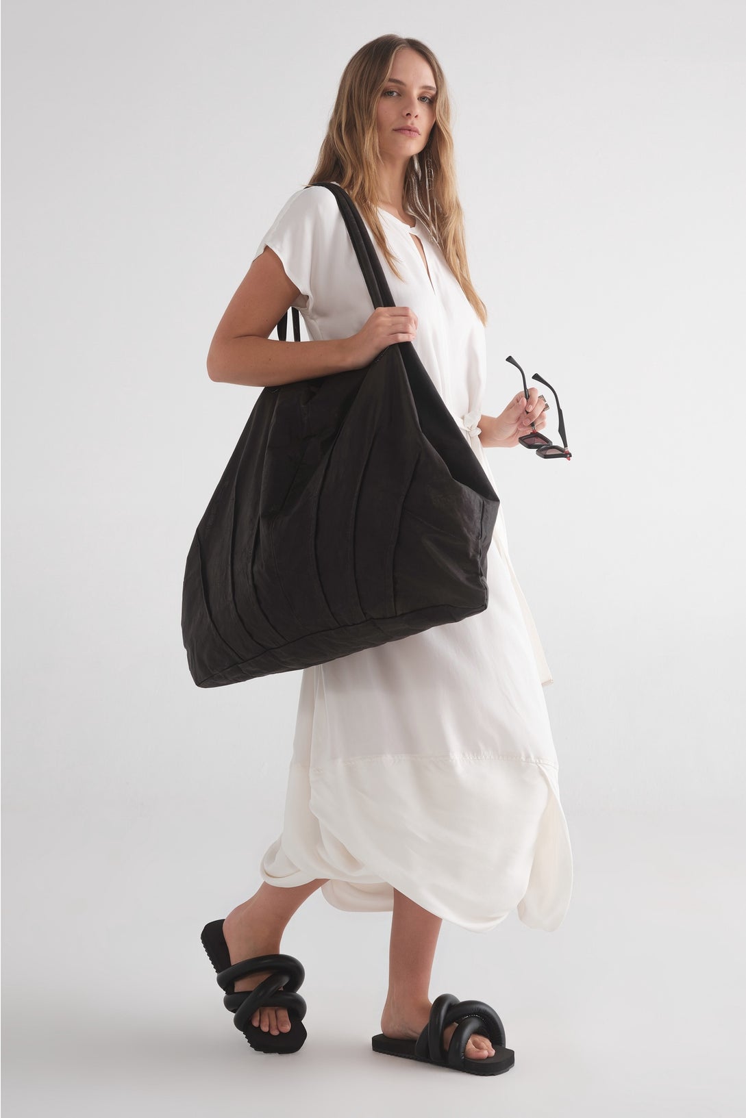 Black Technical-pleated tote bag