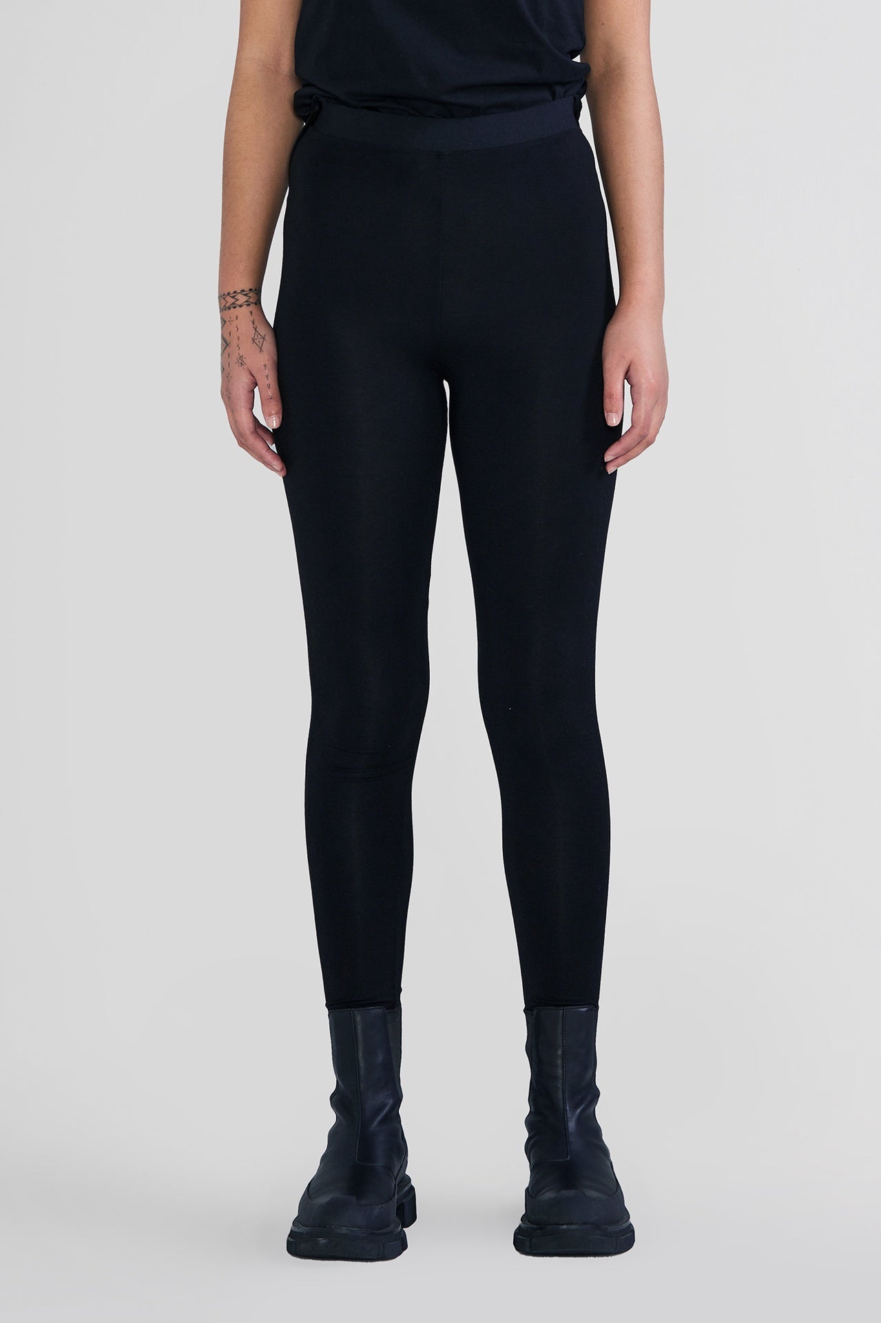 Raised Intensify Legging Black in Black Taylor