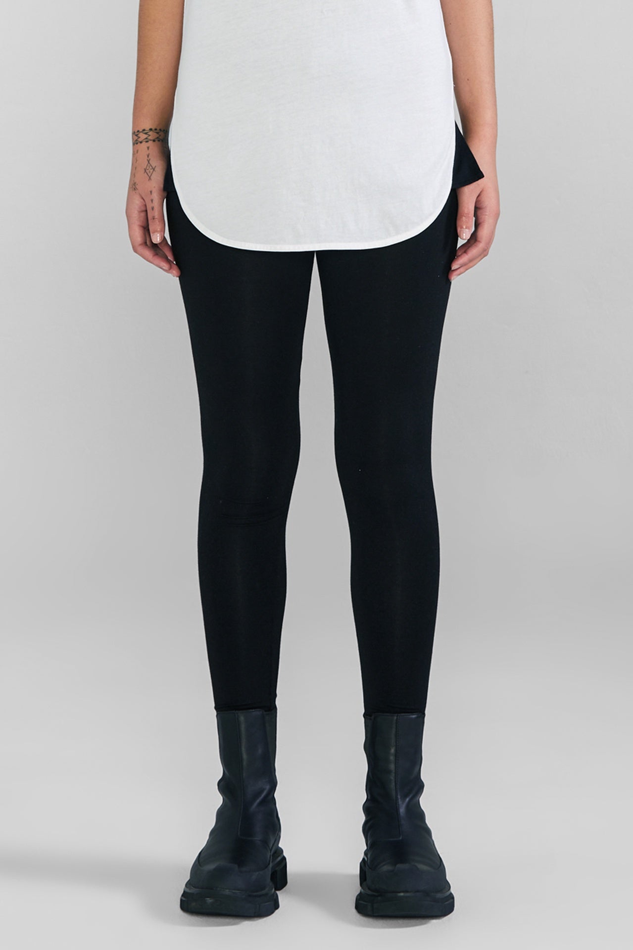 https://www.taylorboutique.co.nz/content/products/raised-intensify-leggings-closeup_Black-1.jpg?width=2500